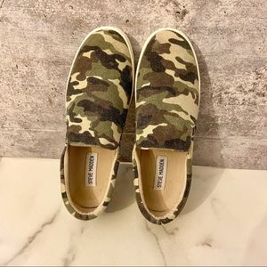Like New Steve Madden Camo Print Sneakers Sz 9